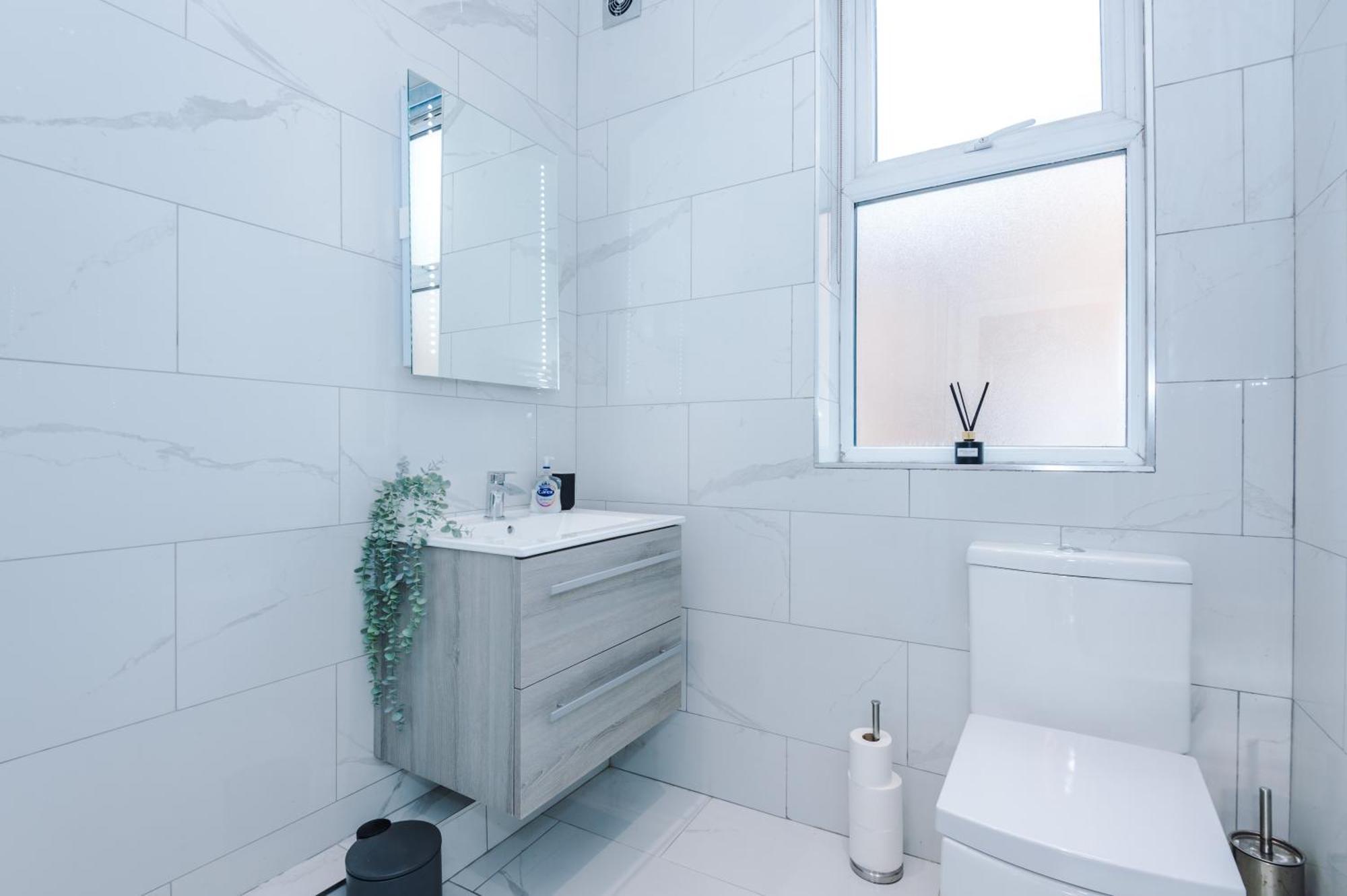 Boutique Flat 2 In Harrogate - Sleeps 8 *
